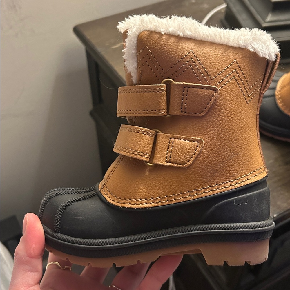 Like new: Cat & Jack Snow Boots